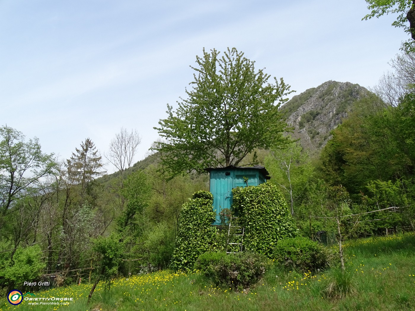 75 Capanno di caccia in radura prativa con vista sul Pizzo di Spino.JPG